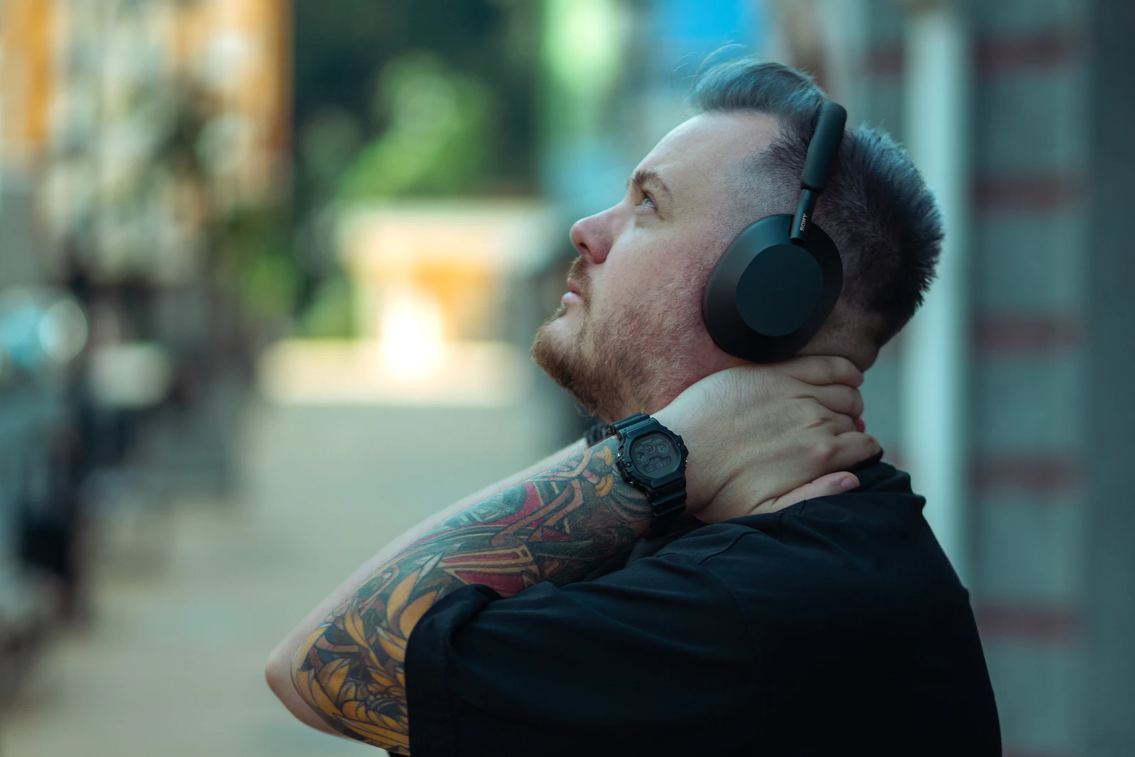 Hombre escuchando música con los Kairos One en plena ciudad