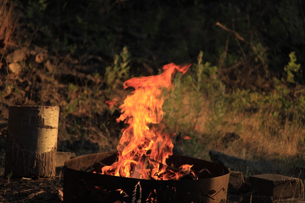 Un fuego ardiendo en una caja de madera