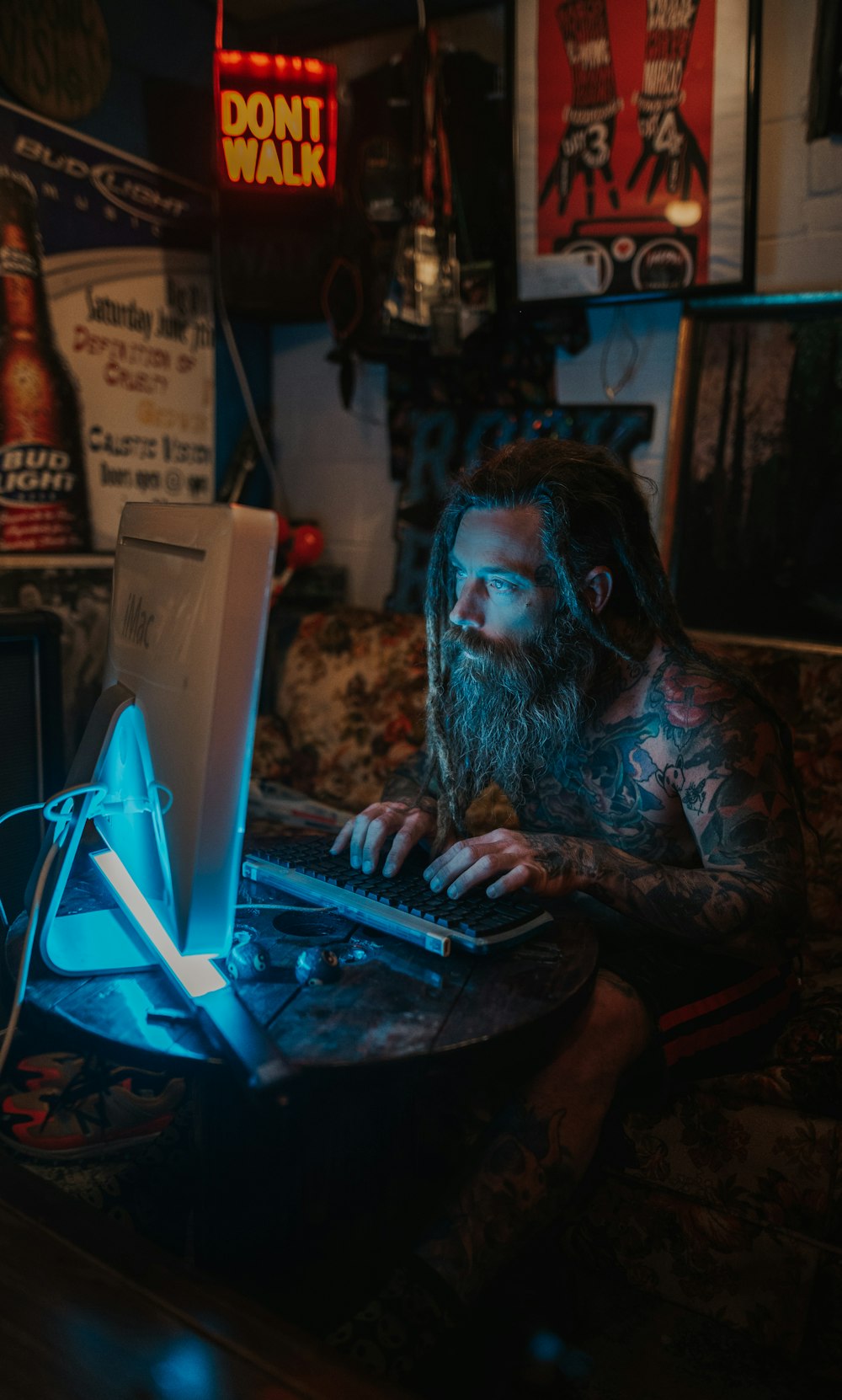una persona seduta a una scrivania con un computer portatile