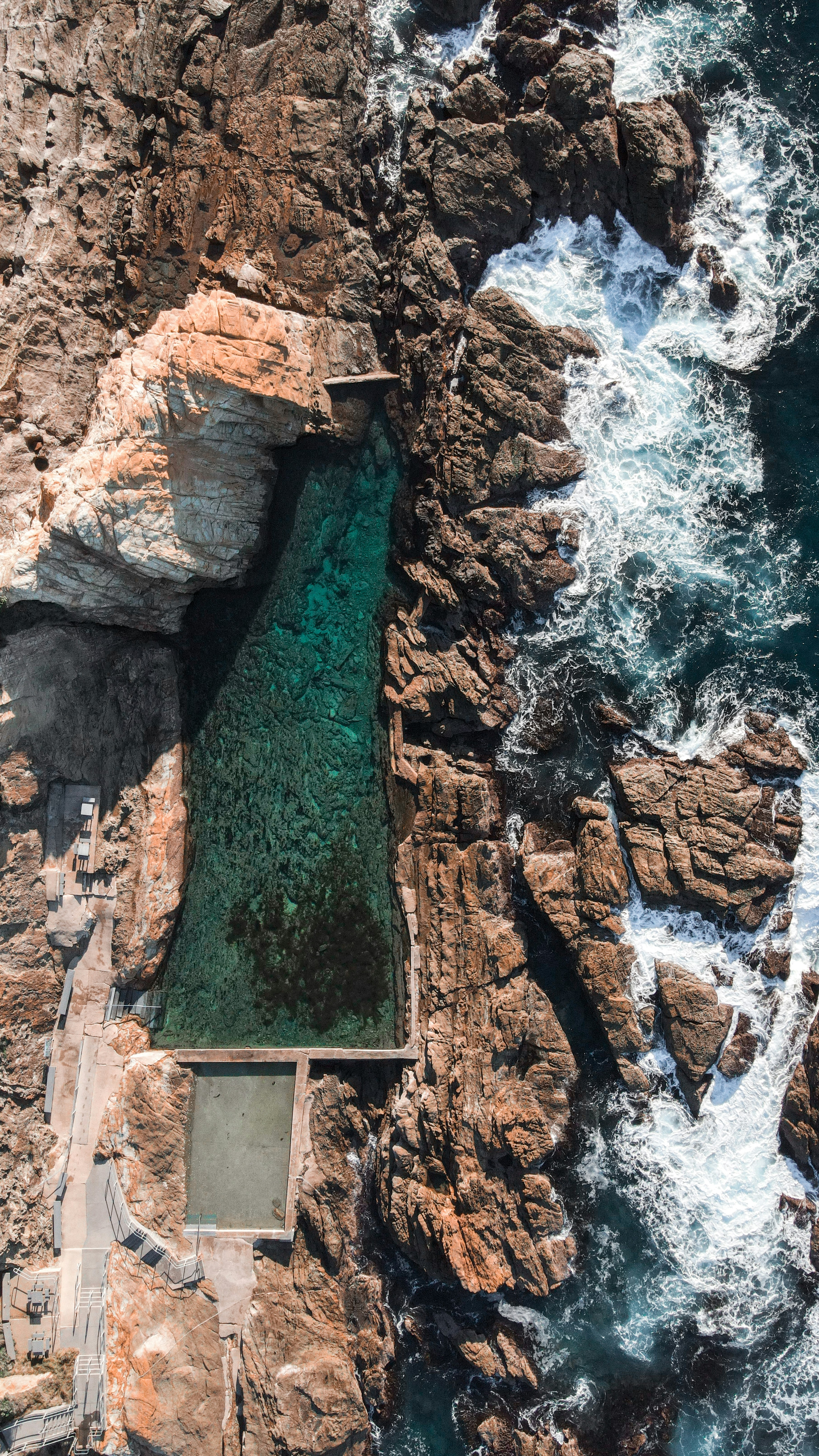 une grande falaise rocheuse avec une cascade