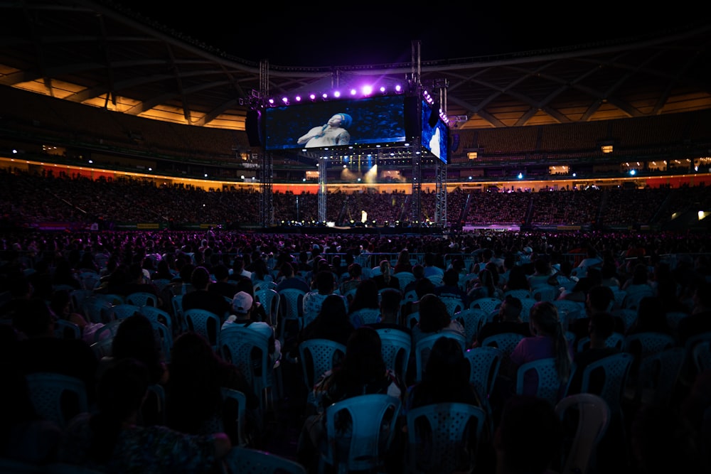 Una gran multitud de personas en un estadio