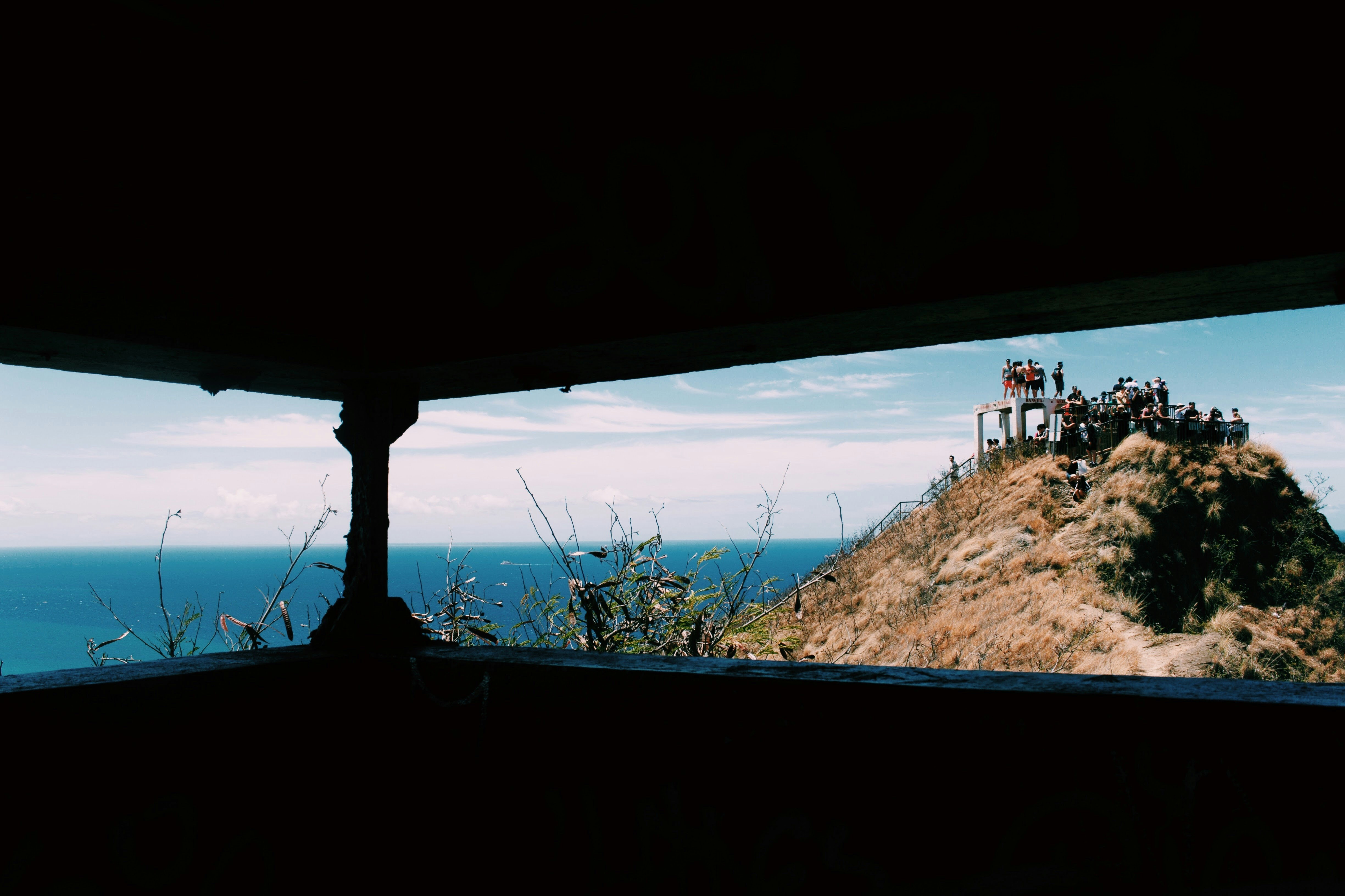 崖の窓から見えるビーチの眺め