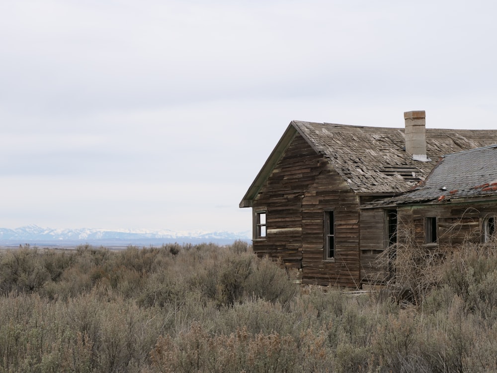 Una casa de madera en un campo