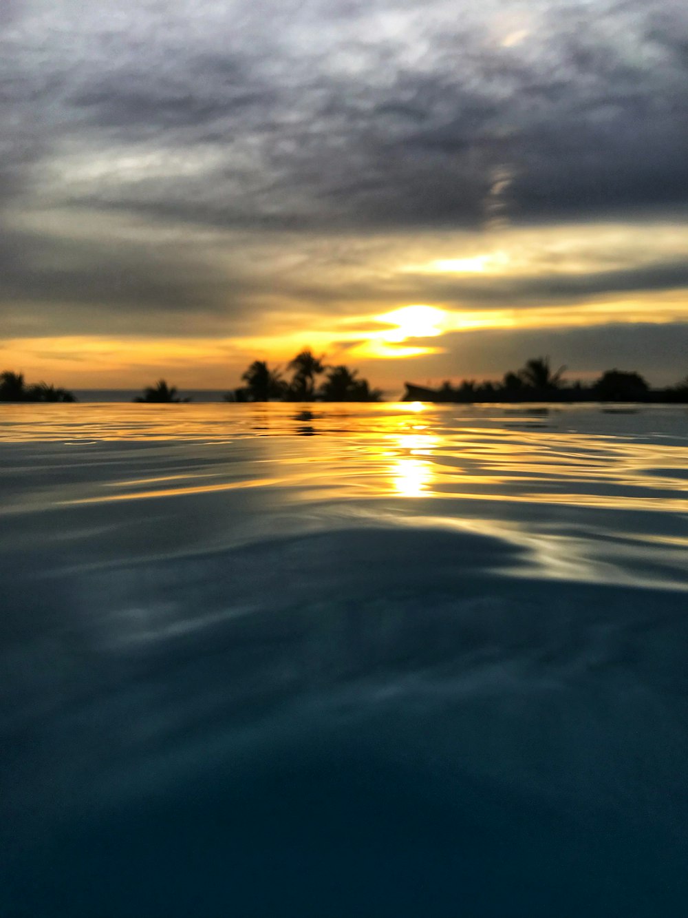 Una puesta de sol sobre un lago