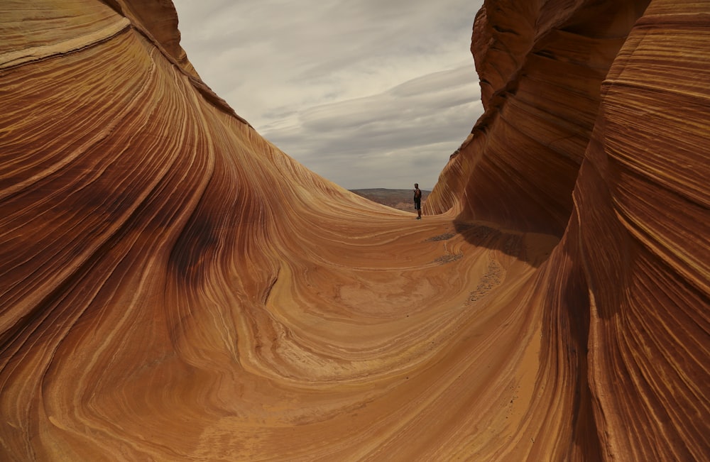 Una persona che cammina attraverso un canyon