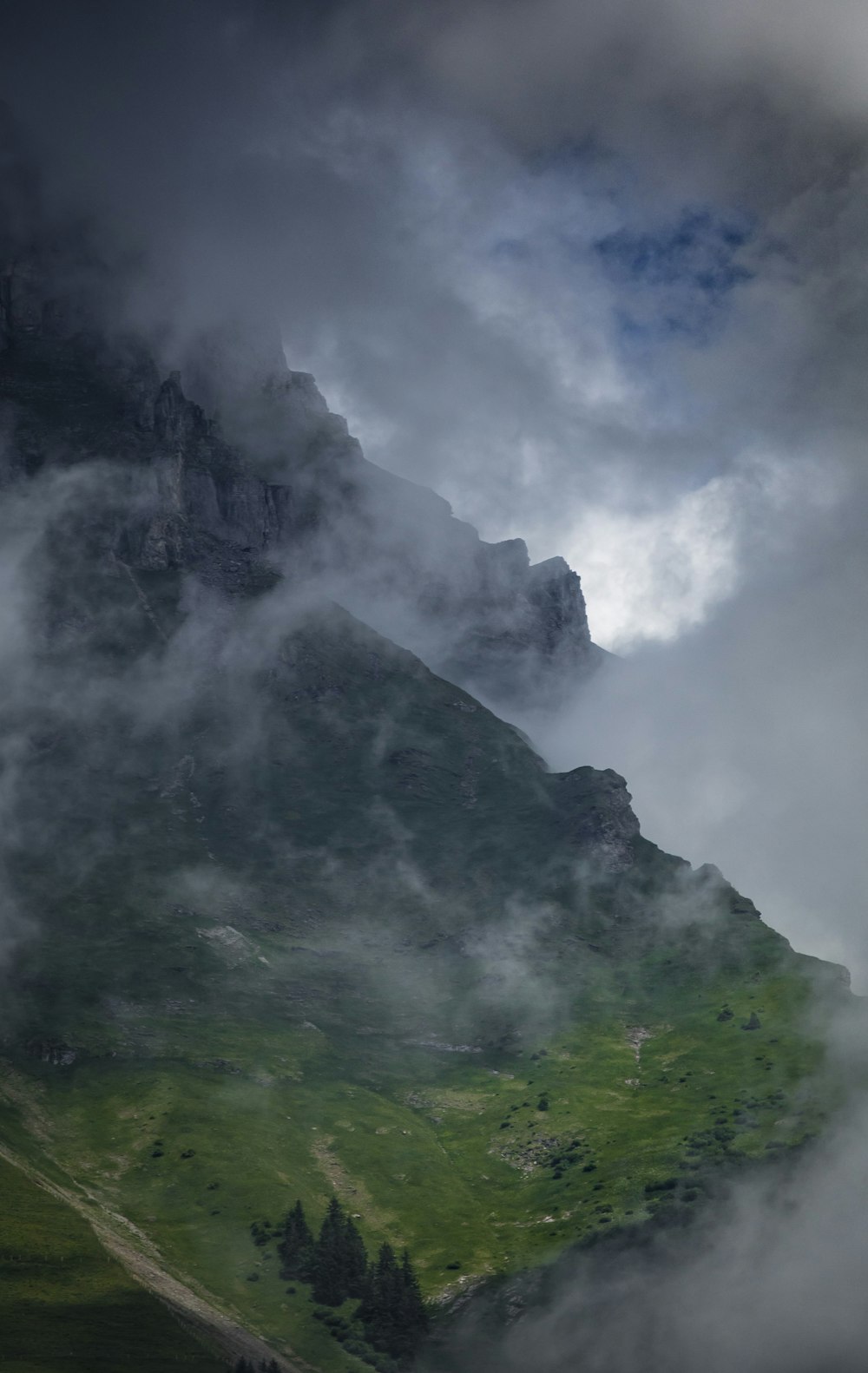 Una montagna con le nuvole