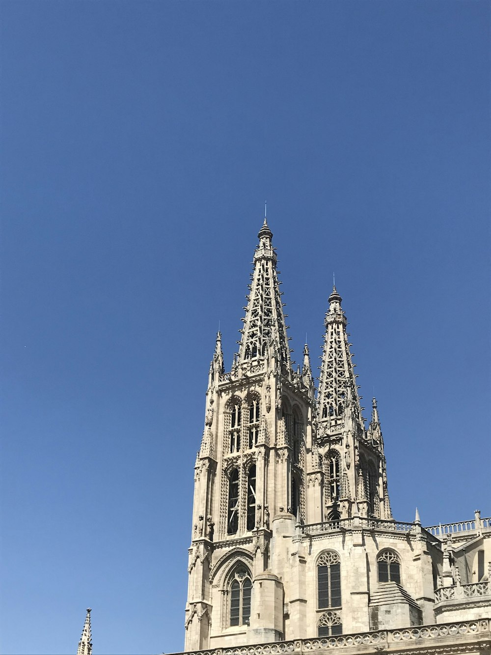 Un gran edificio con torres