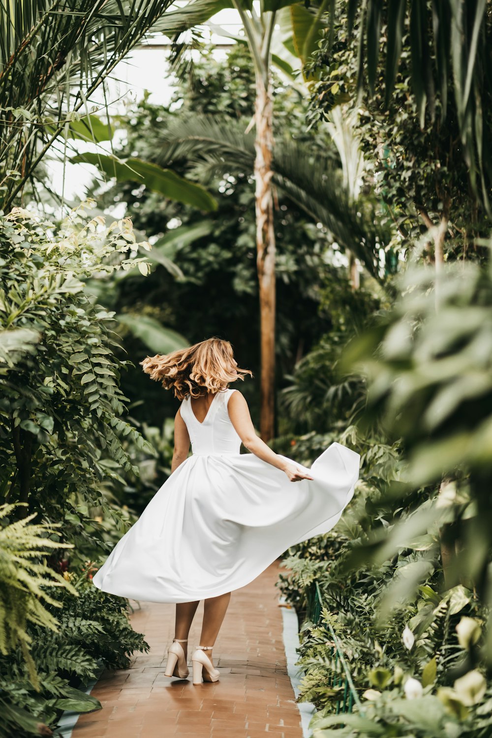 Une femme en robe blanche