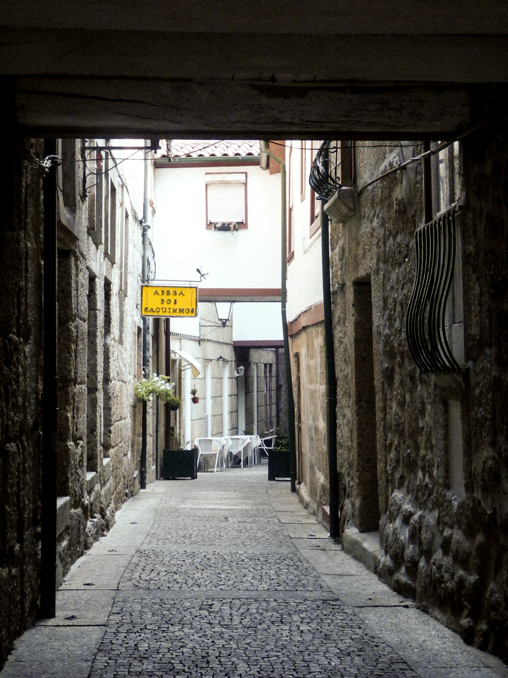 a narrow alley way with a sign