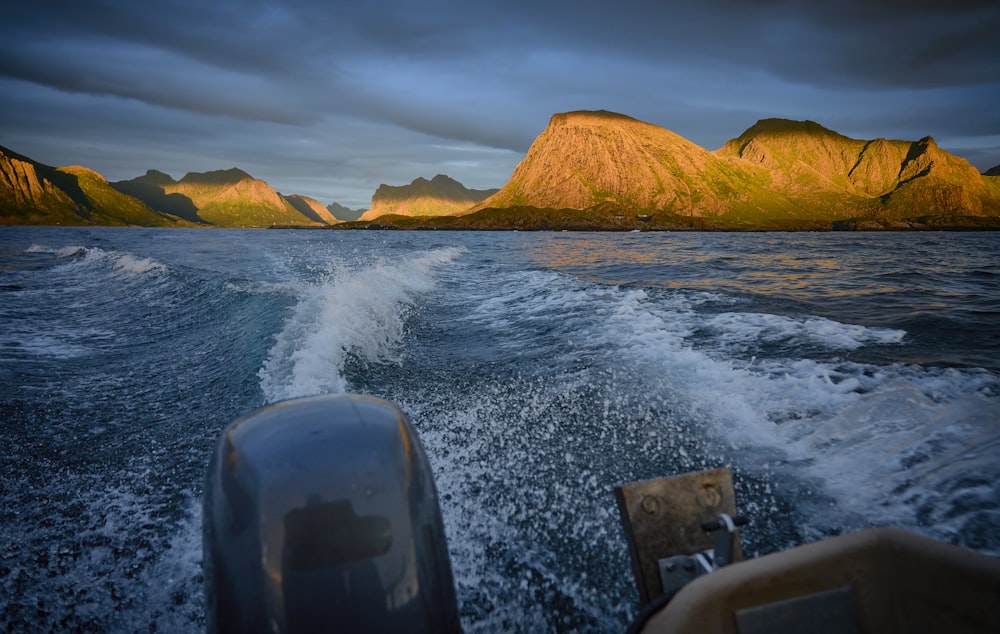 Un barco en el agua