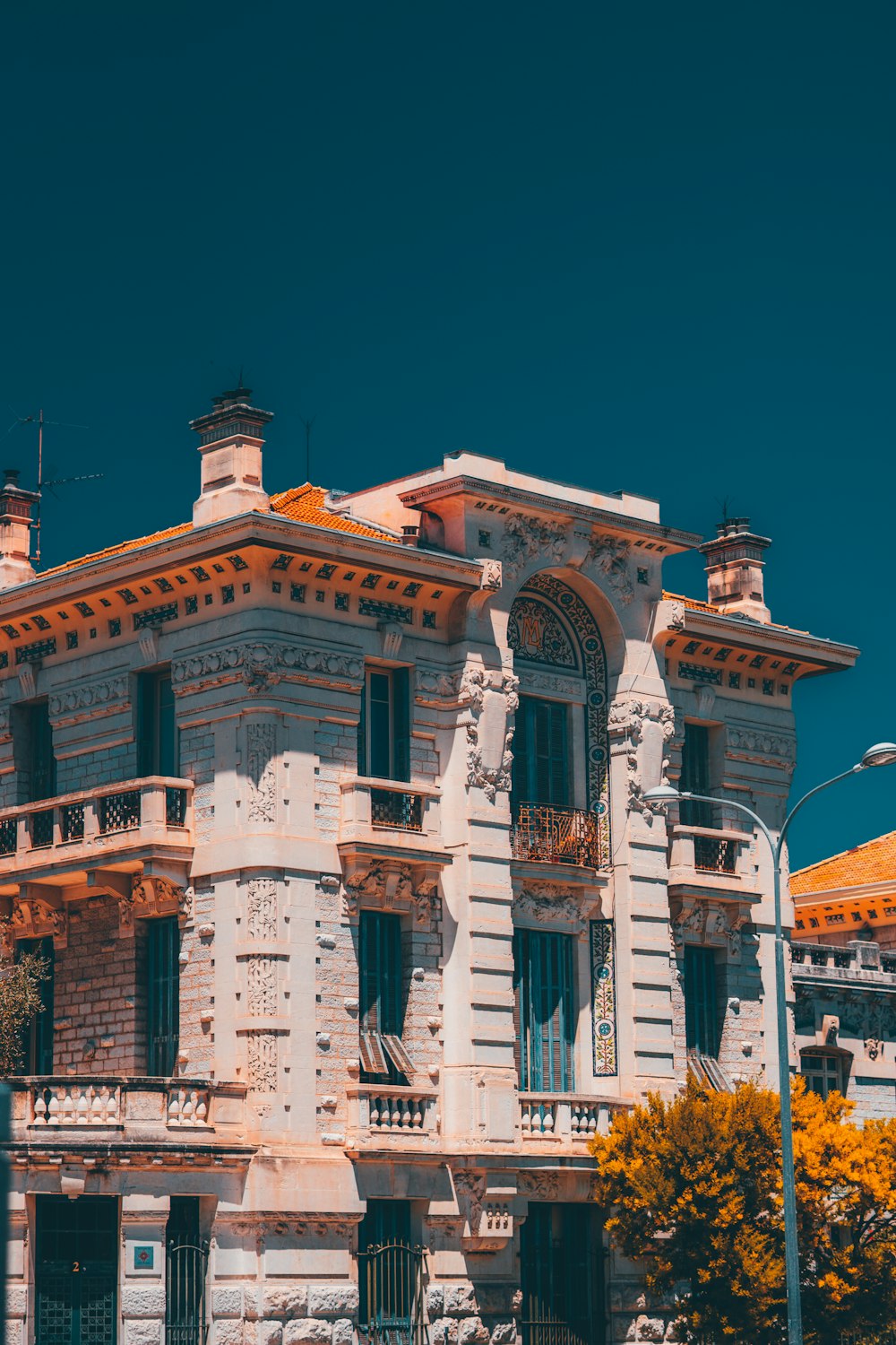 a large building with many windows