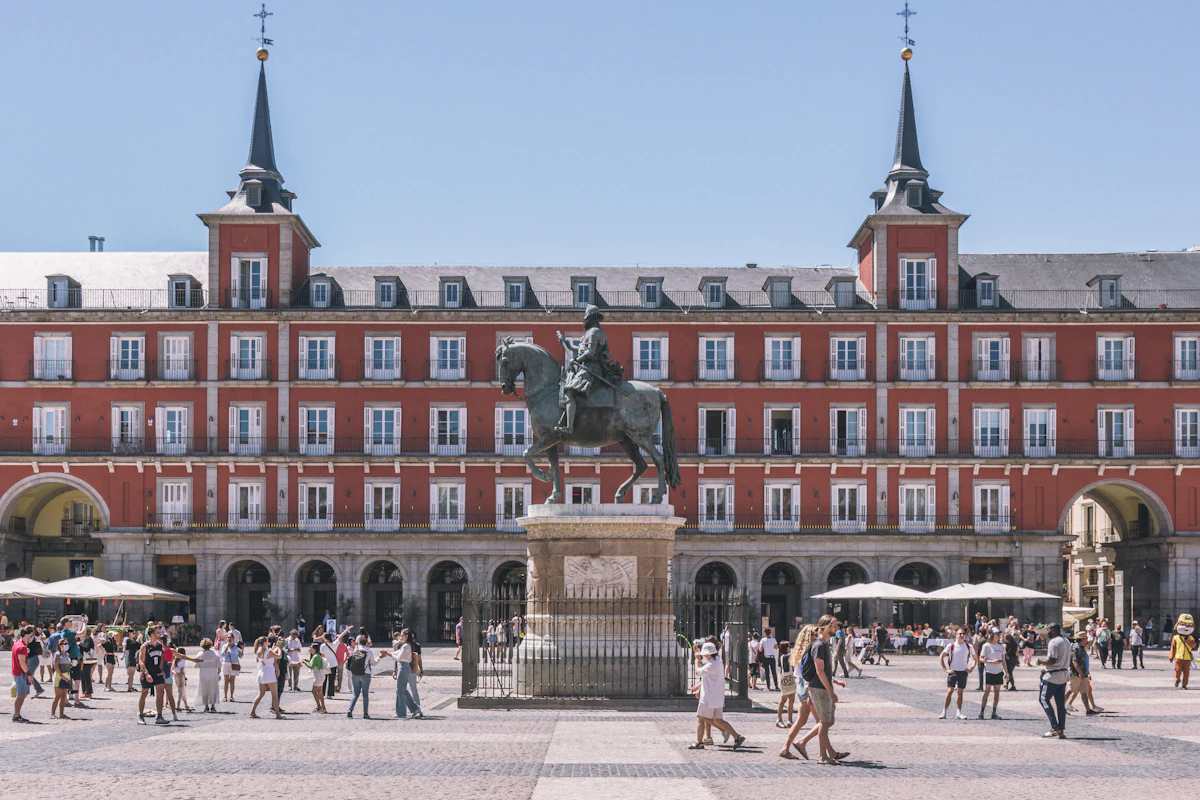 Plaza Mayor de Madrid com a estátua equestre ao centro