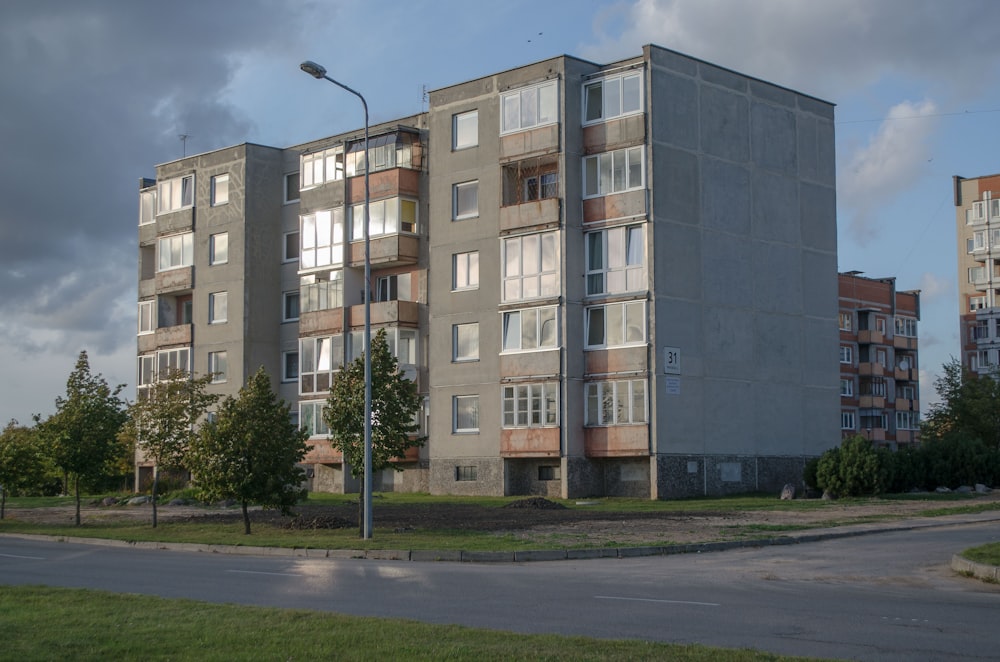 a large building with many windows