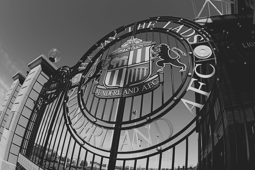 Un orologio appeso al lato di un edificio