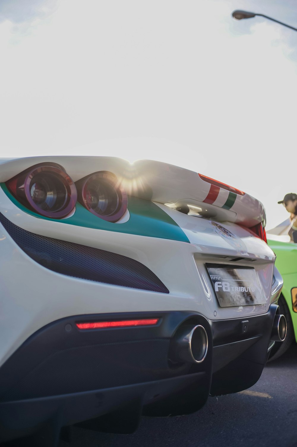 Un coche blanco con una cara de dibujos animados en él