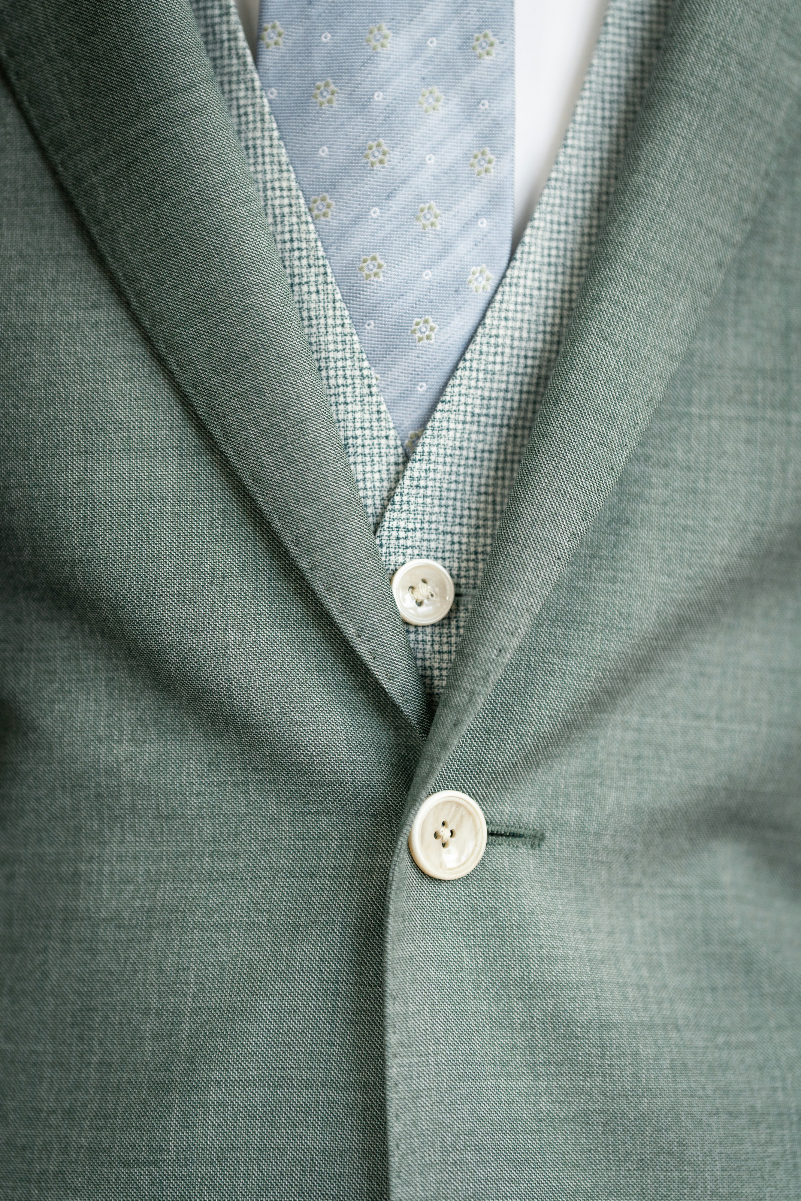 un traje con una camisa abotonada y una camisa abotonada