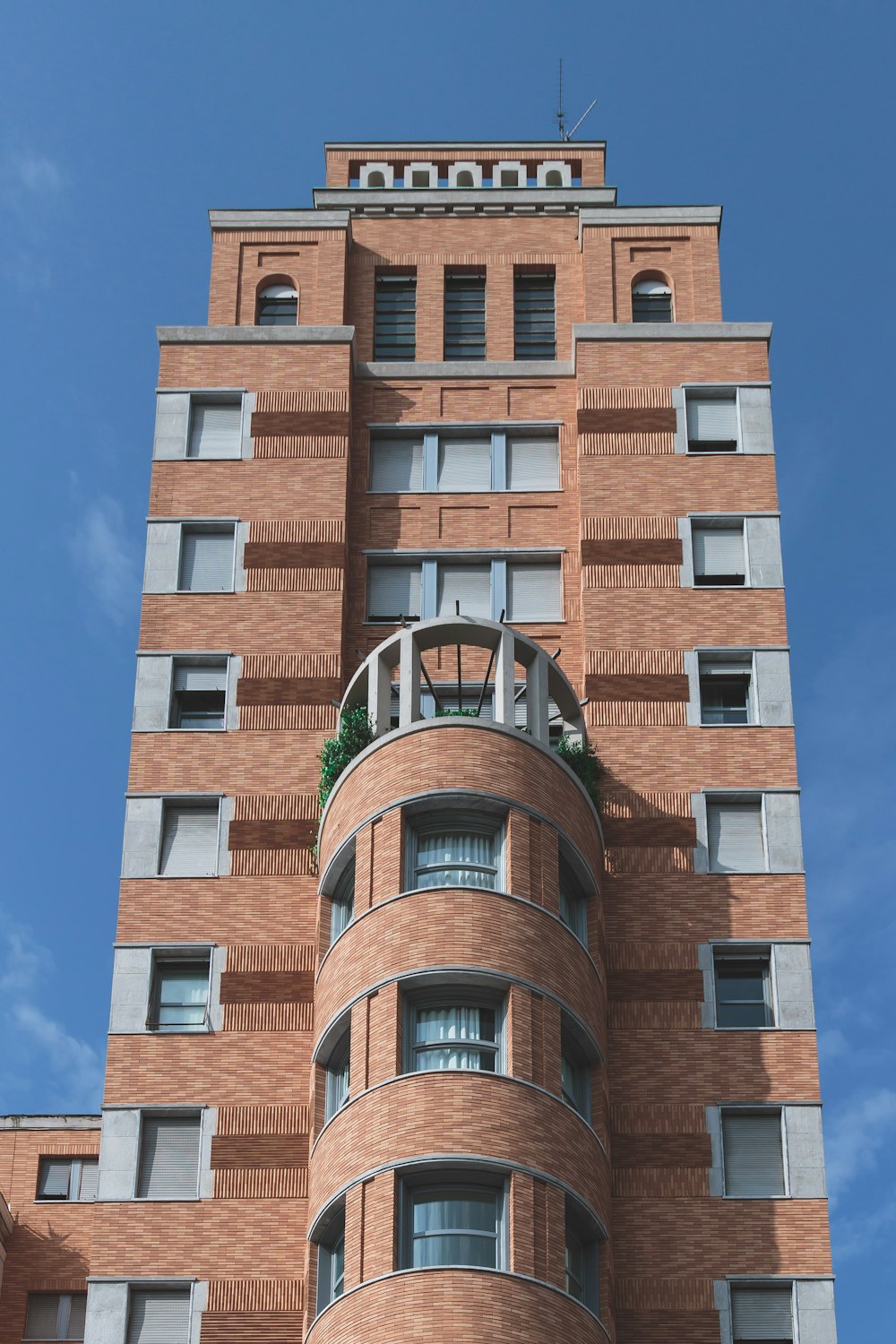 Un grand bâtiment avec une tour