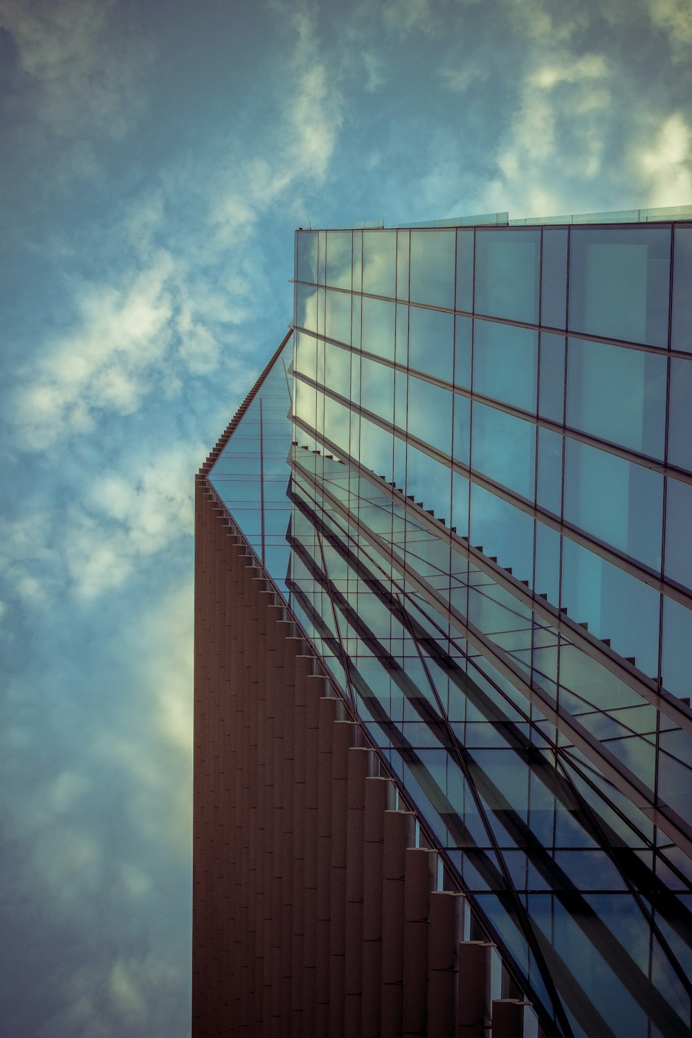 Un grand bâtiment avec des fenêtres en verre