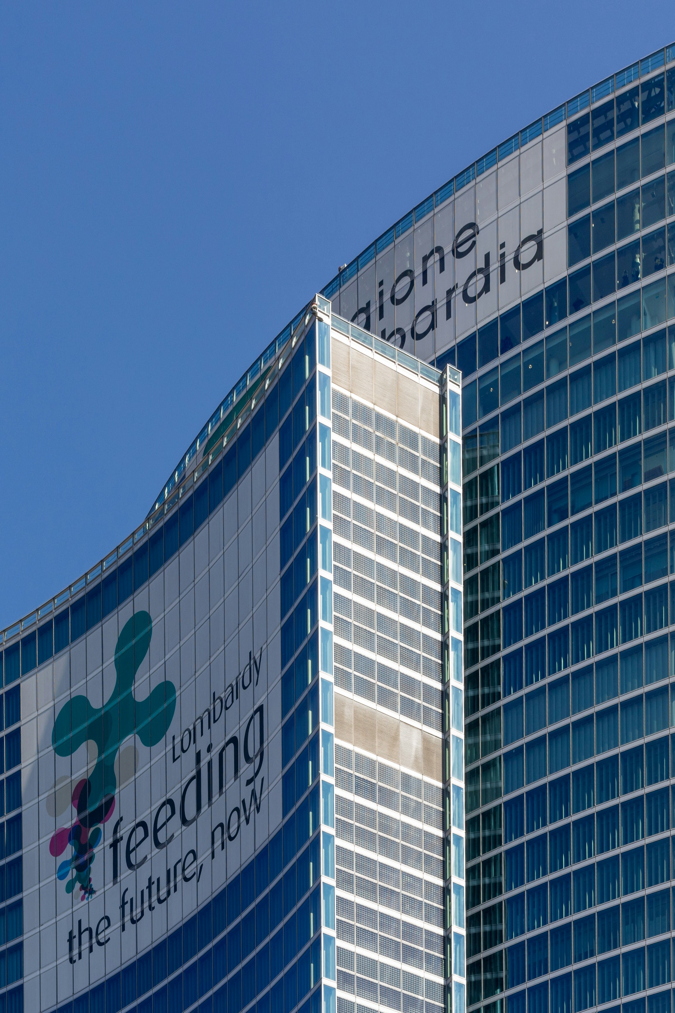 ein hohes Gebäude mit einem Schild darauf