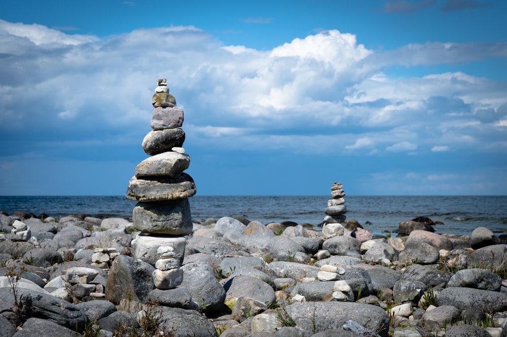 Una pila de rocas en una playa