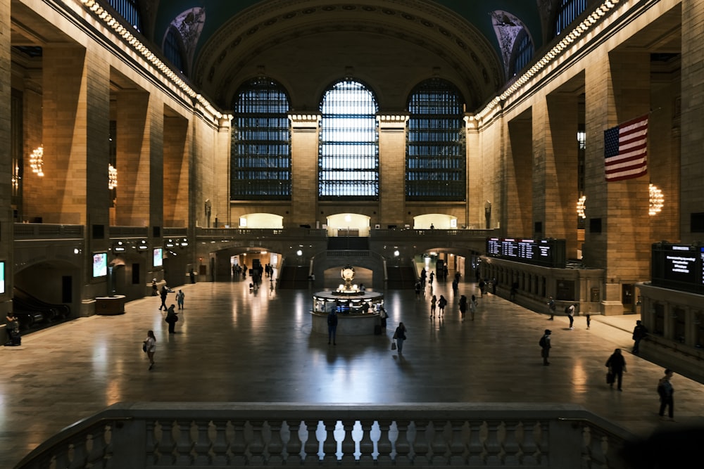 Foto Pessoas dentro do edifício de Nova York – Imagem de Grande terminal  central grátis no Unsplash