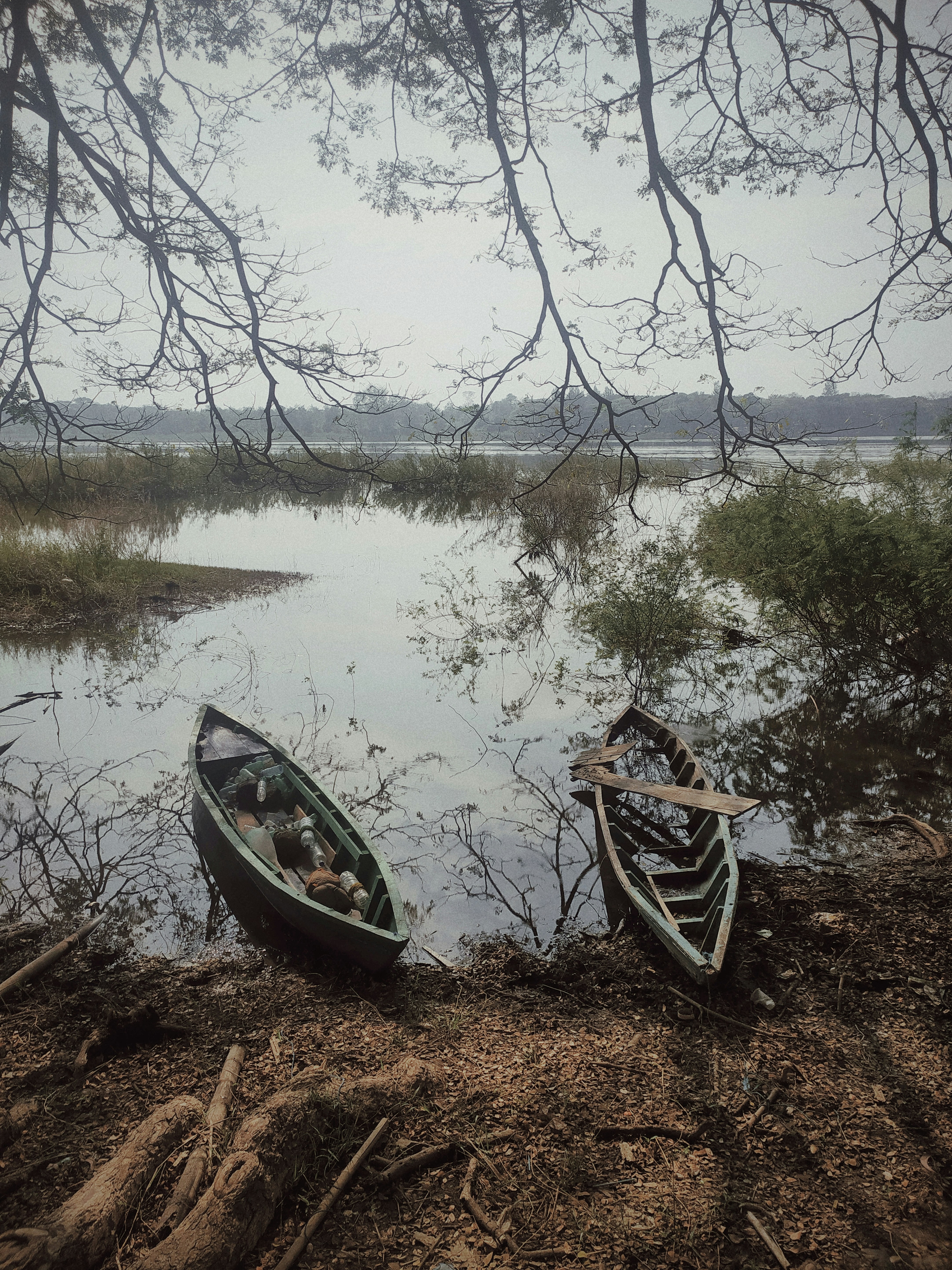 beberapa perahu di danau