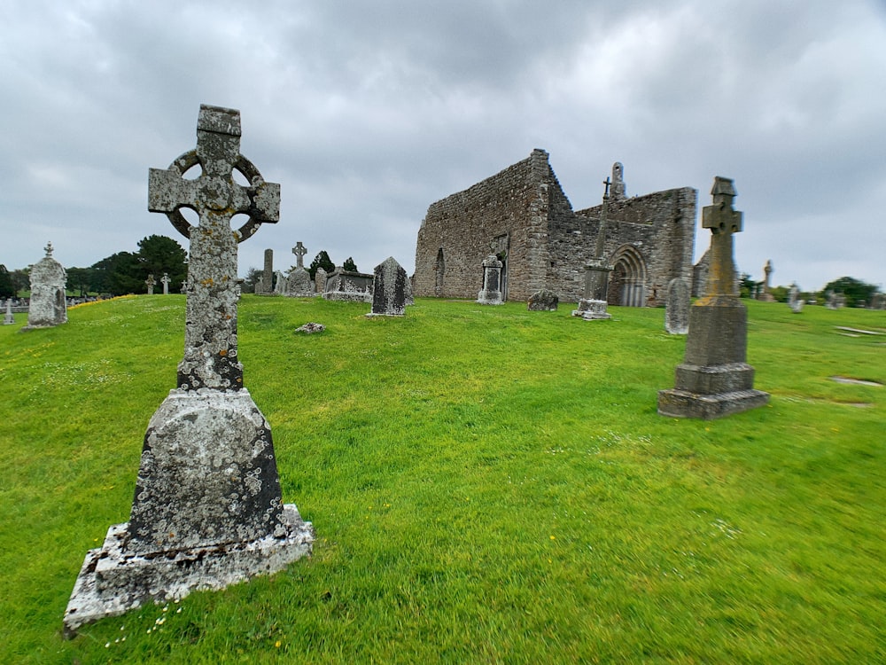 ein Friedhof mit Grabsteinen
