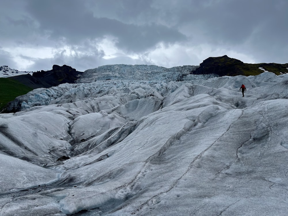 une personne marchant sur une montagne enneigée