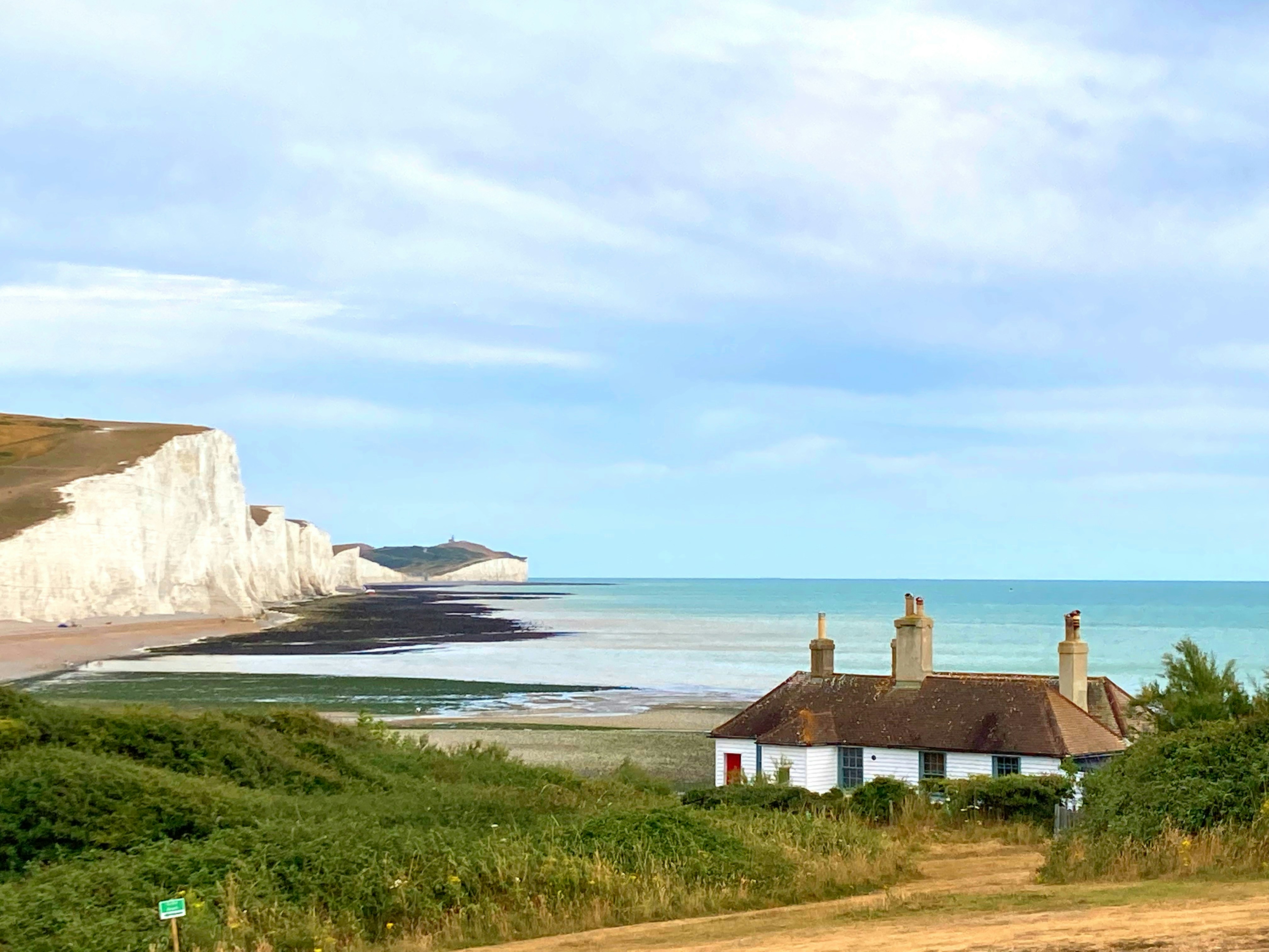 Une maison sur une colline au bord de l’eau