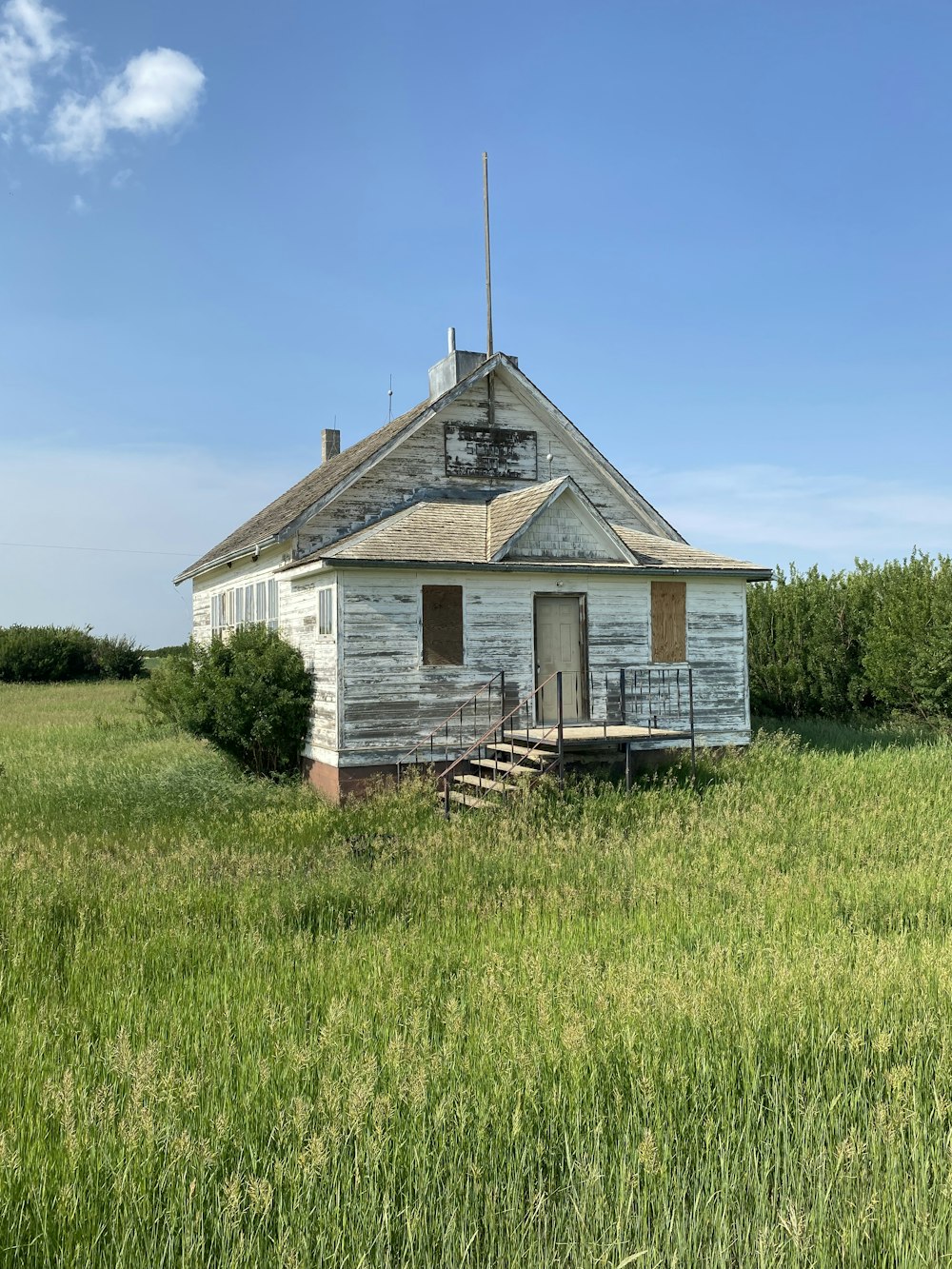 uma casa em um campo gramado