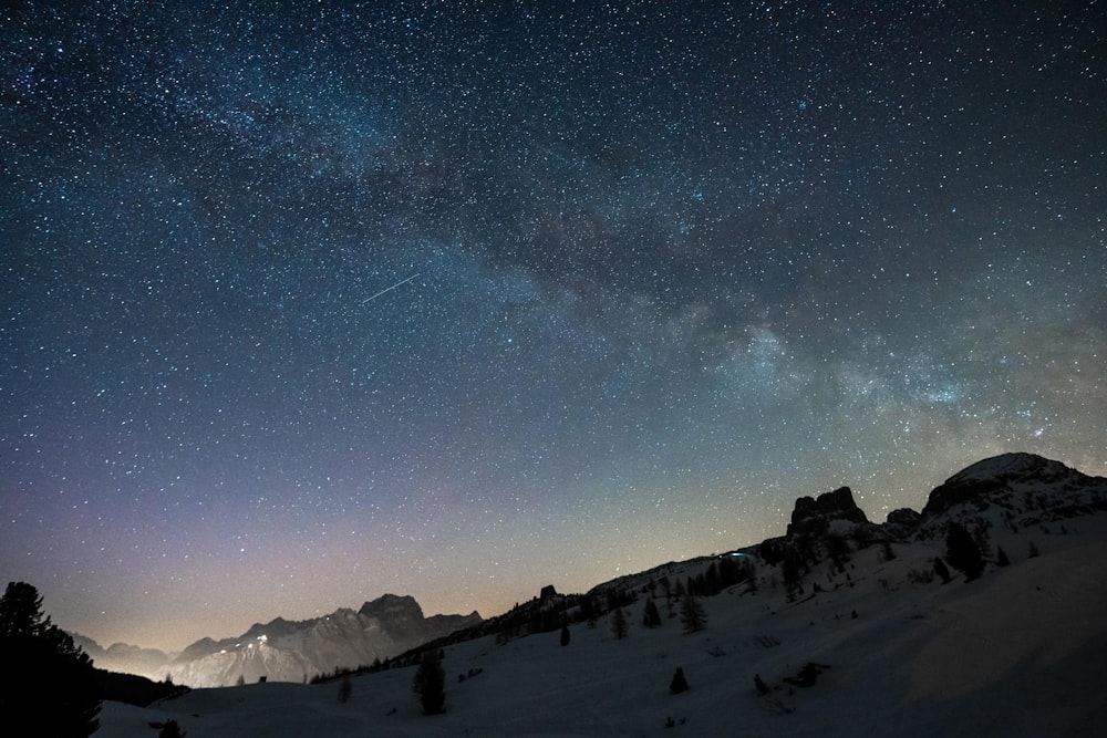 Ein schneebedeckter Berg mit Sternen am Himmel