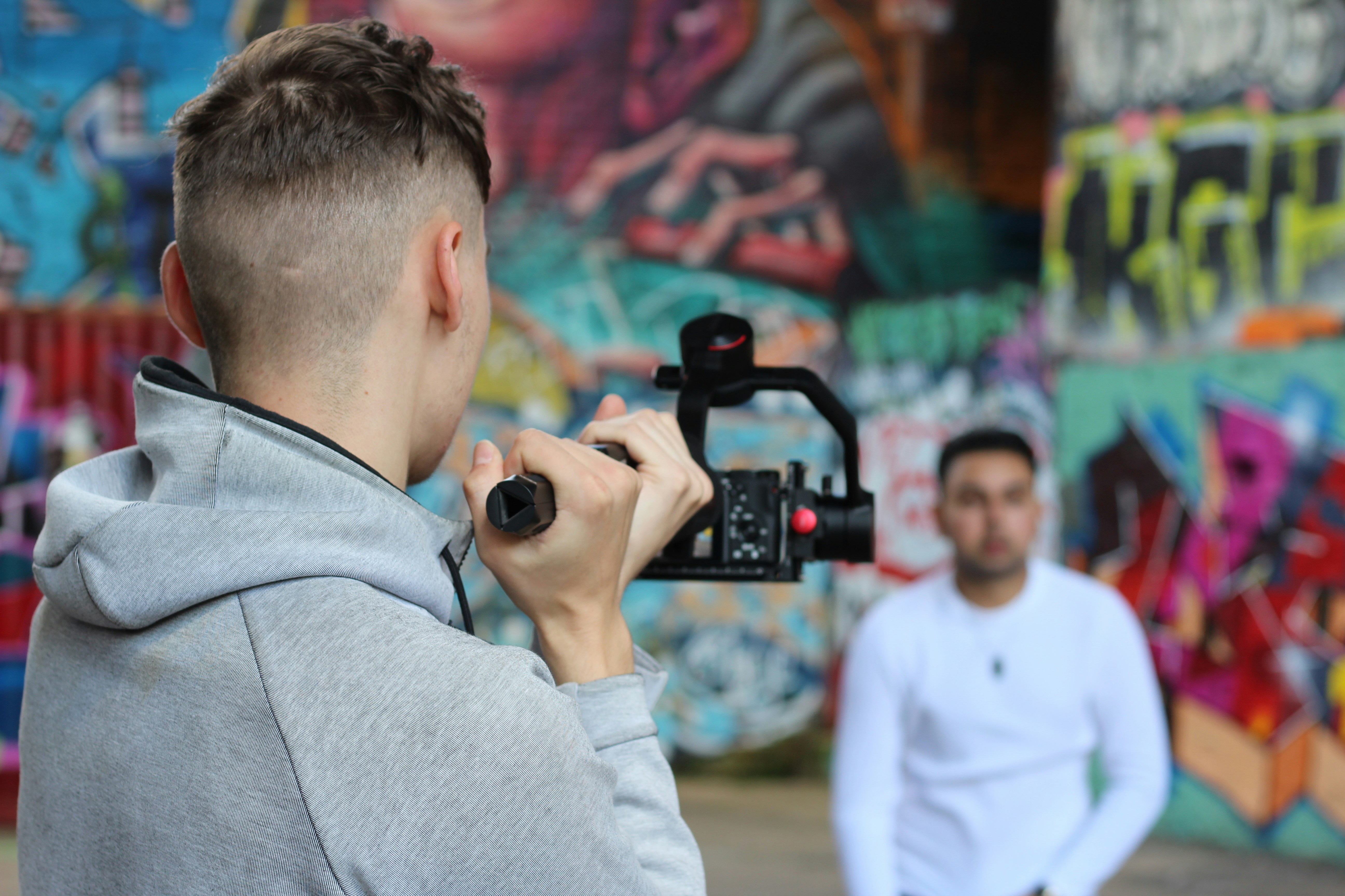 ¿Cuánto Gana un YouTuber en 2026? Cifras Reales por País y Nicho