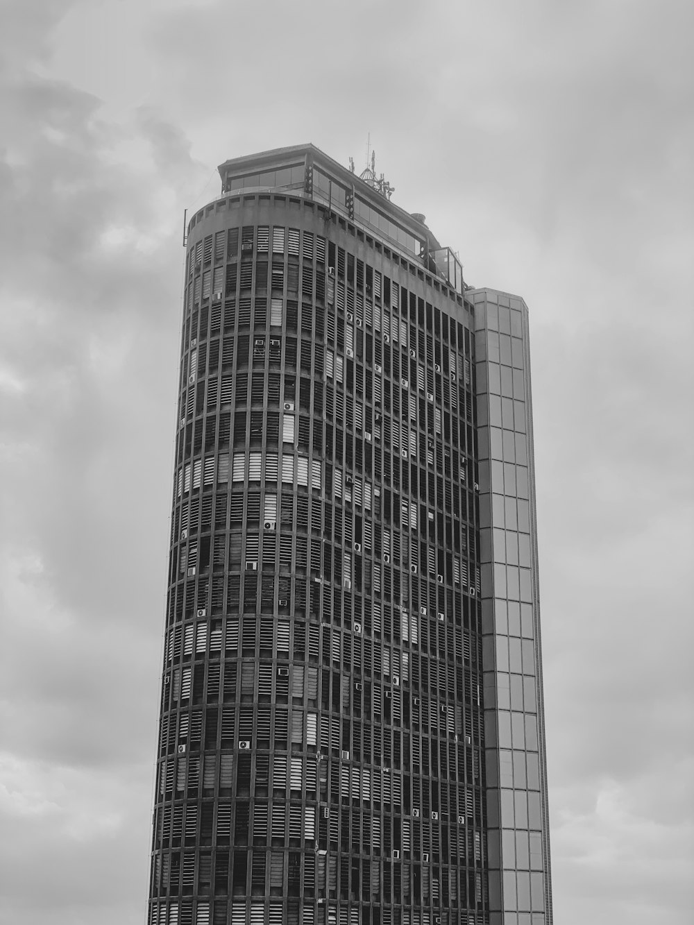 Ein hohes Gebäude mit bewölktem Himmel