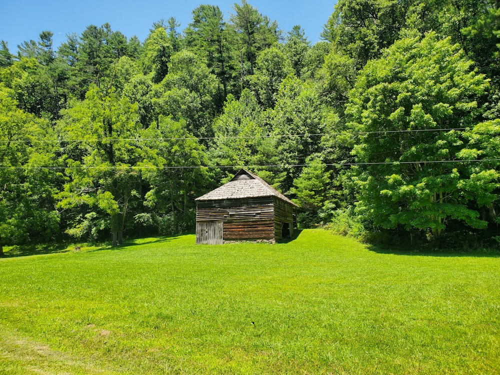 a small building in a grassy field