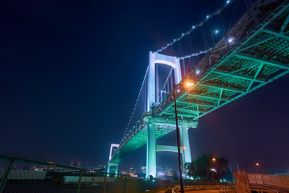 Un pont avec des lumières la nuit