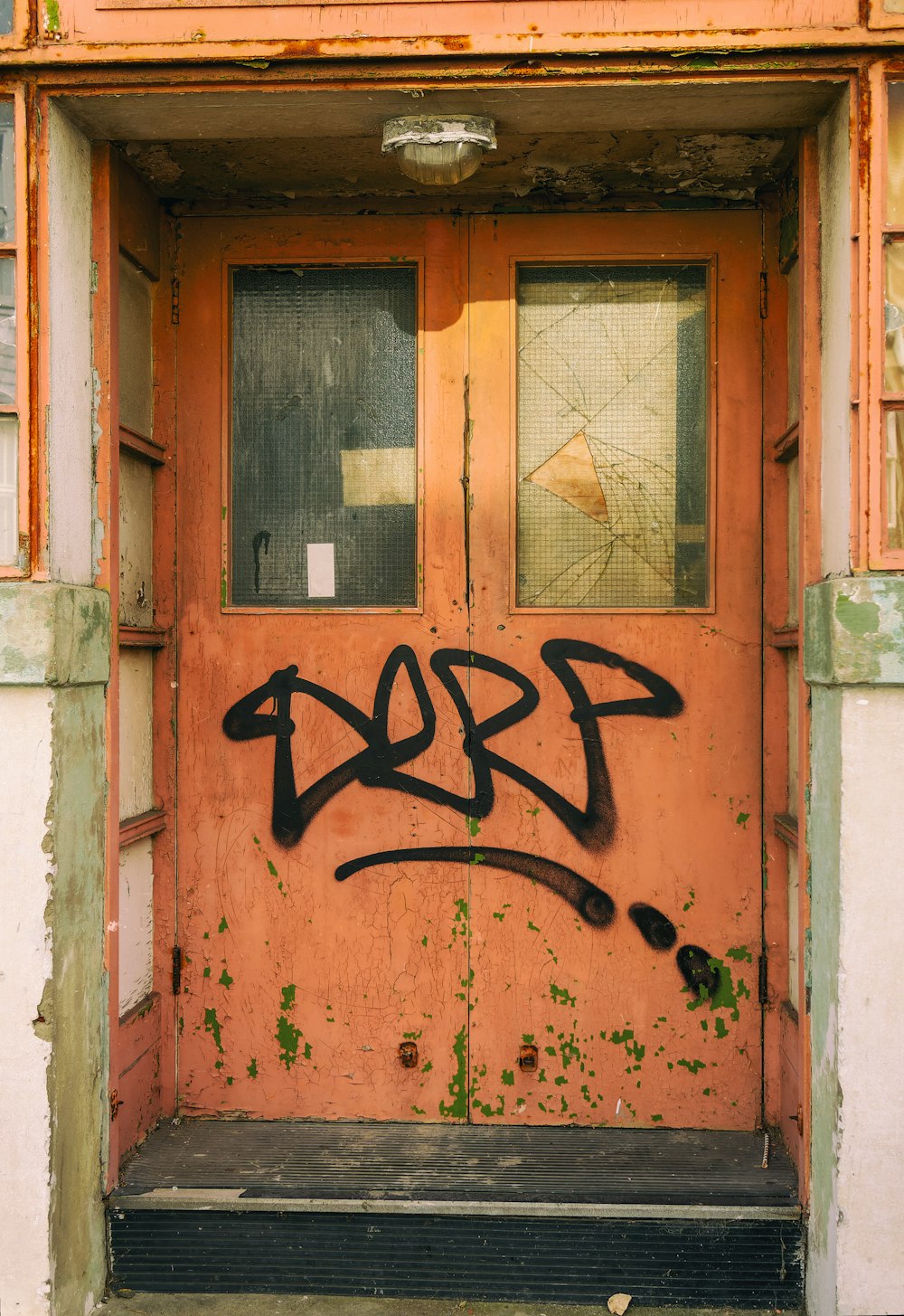 Una puerta con graffiti