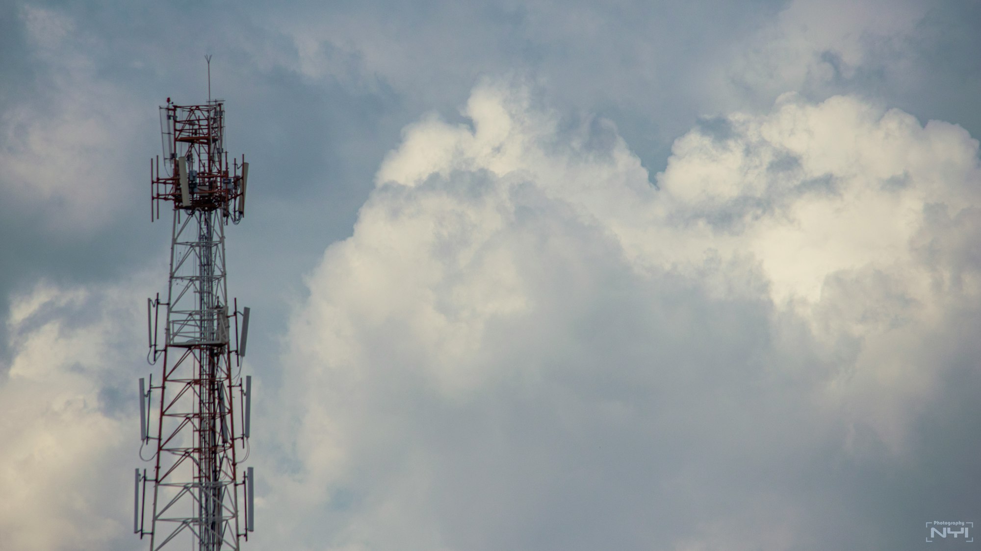 Orange considers selling mobile tower assets, with a potential value of $1 billion