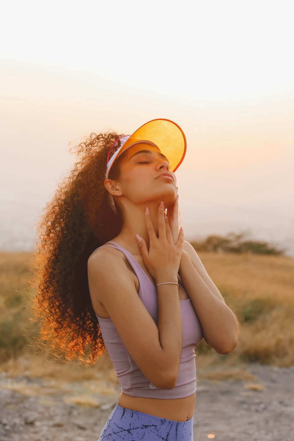 une fille avec ses mains sur son visage