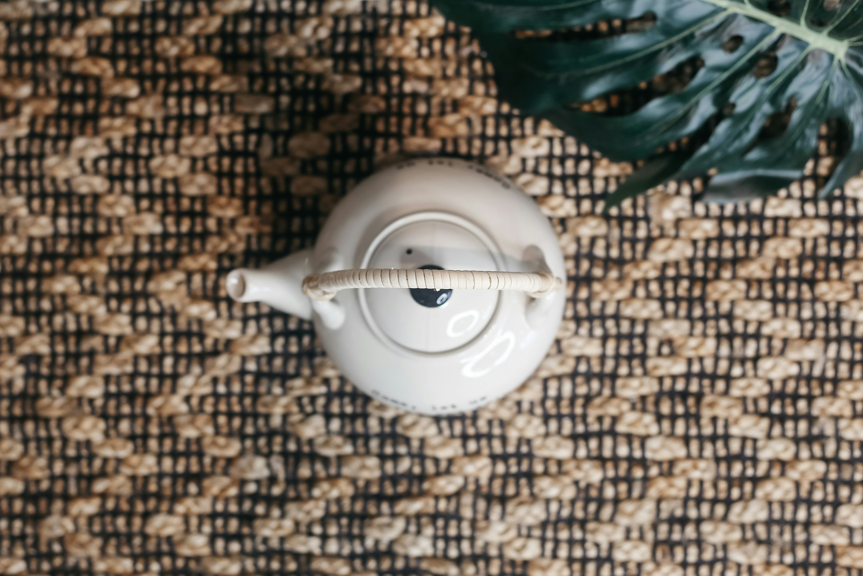 Théière céladon, grès porcelainique anse rotin tressé main