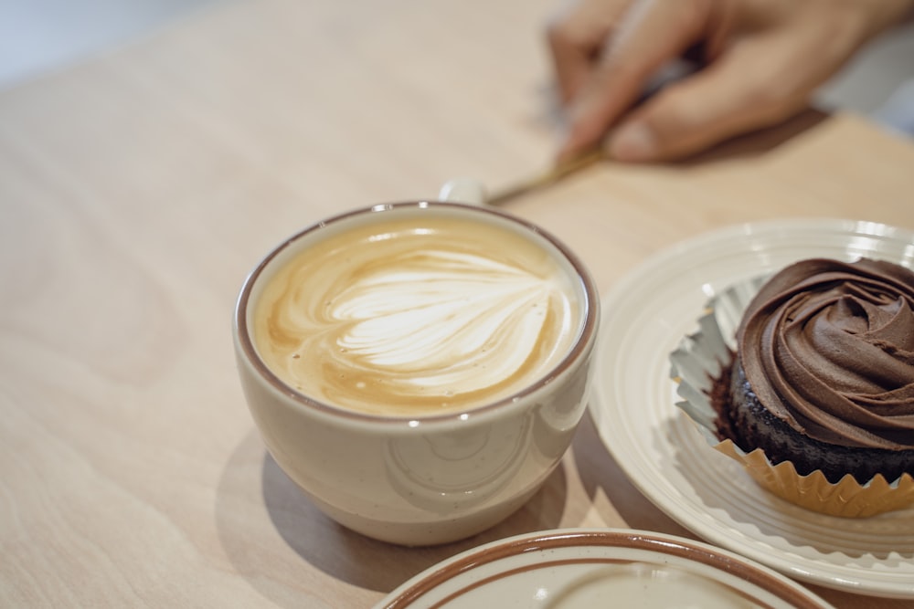 eine Tasse Kaffee und eine Tasse Kaffee