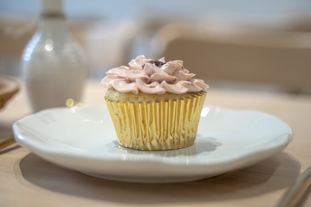 Ein Cupcake auf einem Teller