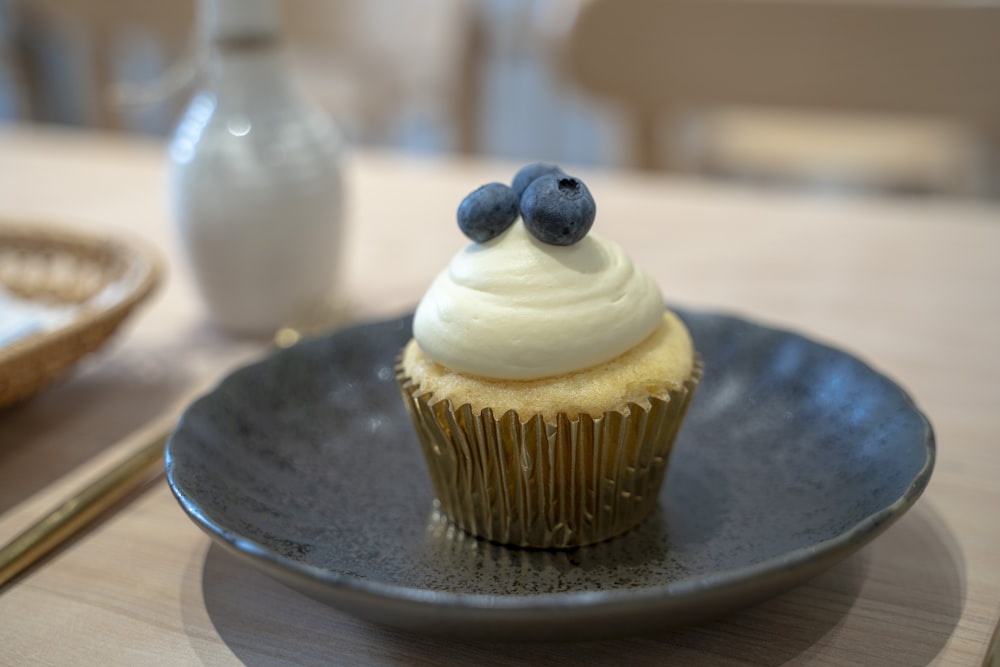 Ein Cupcake auf einem Teller