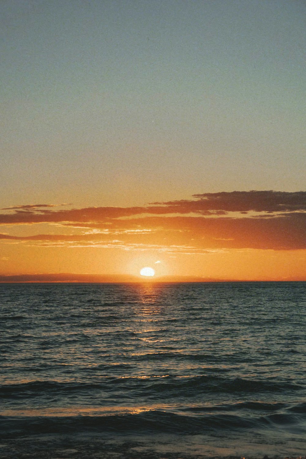 un coucher de soleil sur un plan d’eau