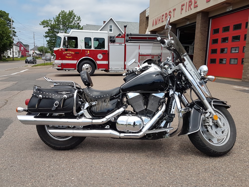 Una motocicleta estacionada frente a un camión de bomberos