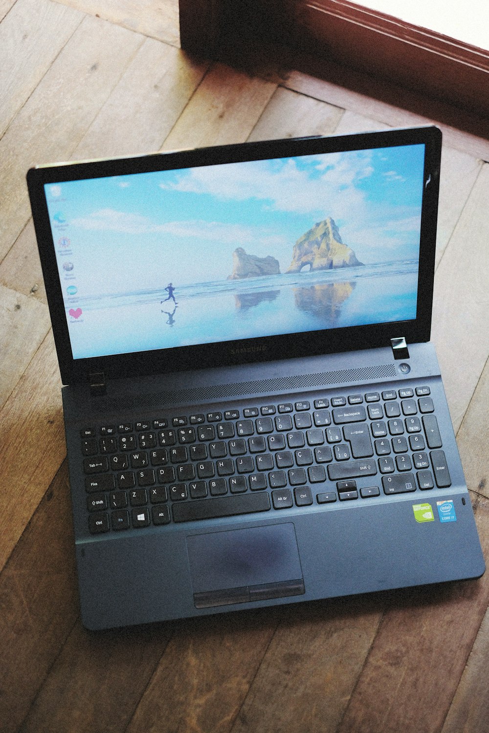 um laptop com um teclado