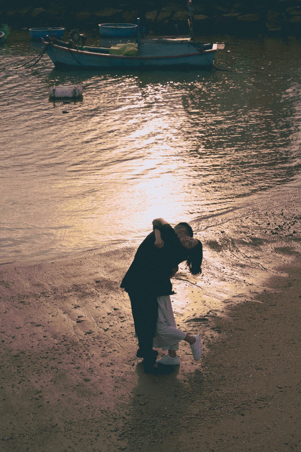 Un hombre y una mujer pescando