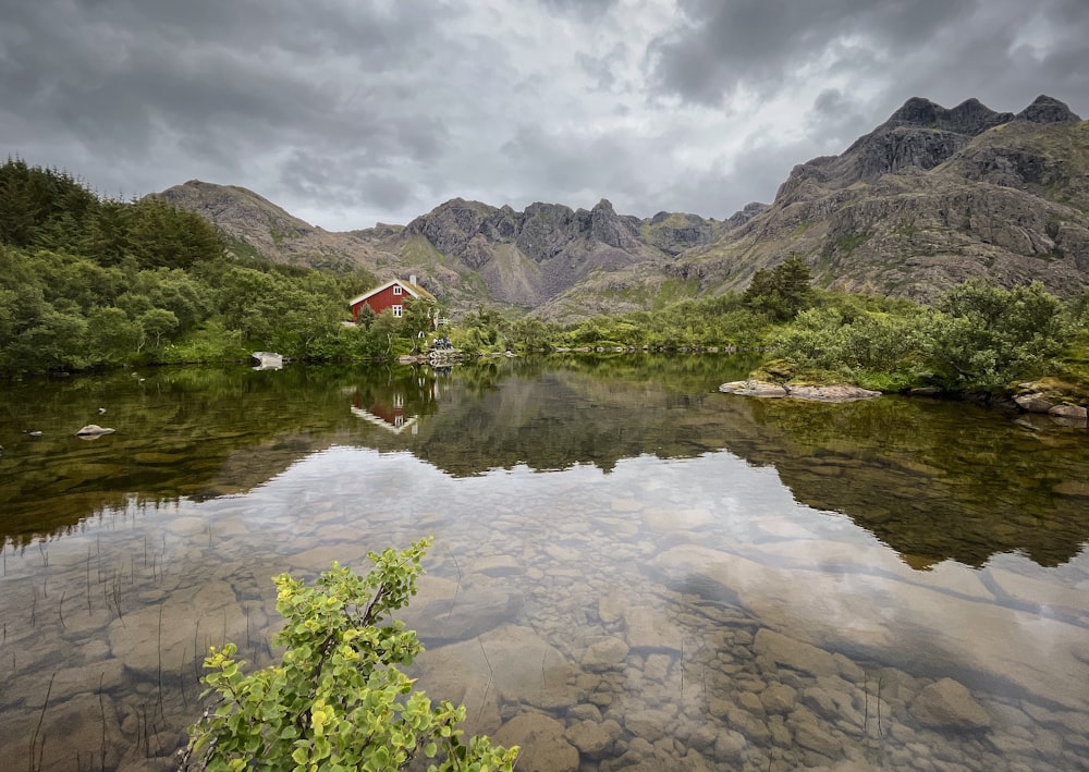 Ein See umgeben von Bergen