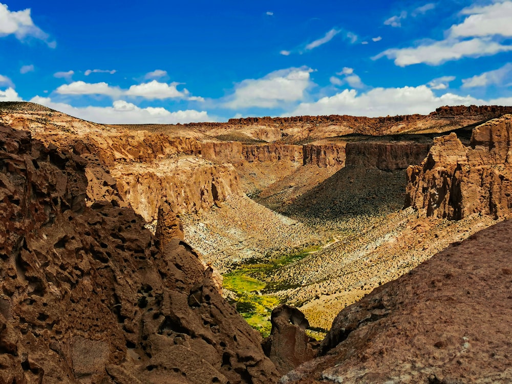 un cañón con un río que lo atraviesa