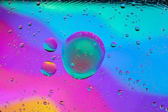 A vibrant screenshot of aquasort showing colorful water droplets being sorted into matching glasses.