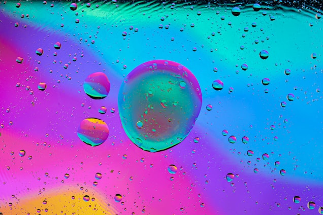 A vibrant screenshot of aquasort showing colorful water droplets being sorted into matching glasses.